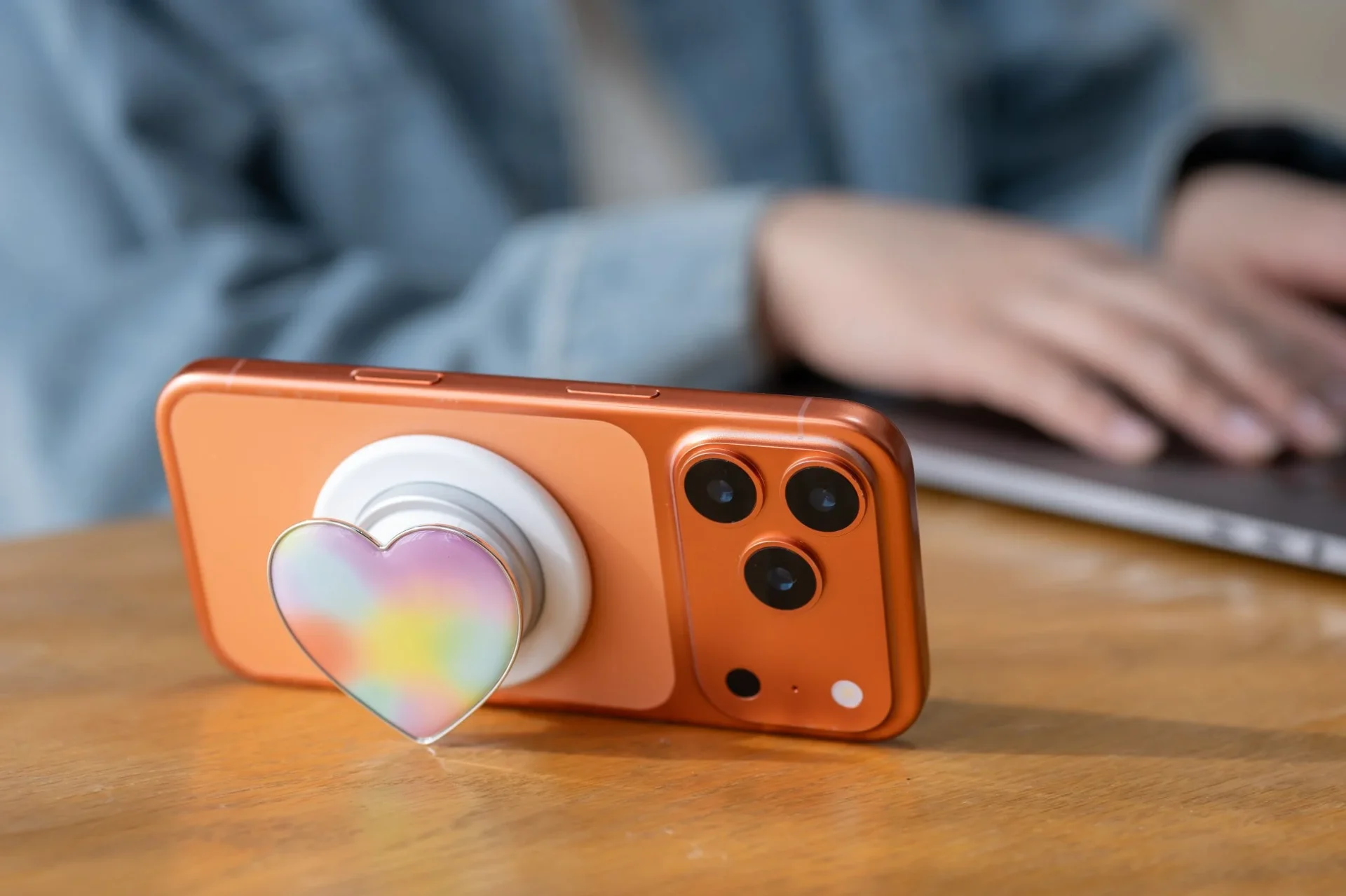 MagSafe対応Griptokを装着したスマートフォンをスタンドとして使用する様子