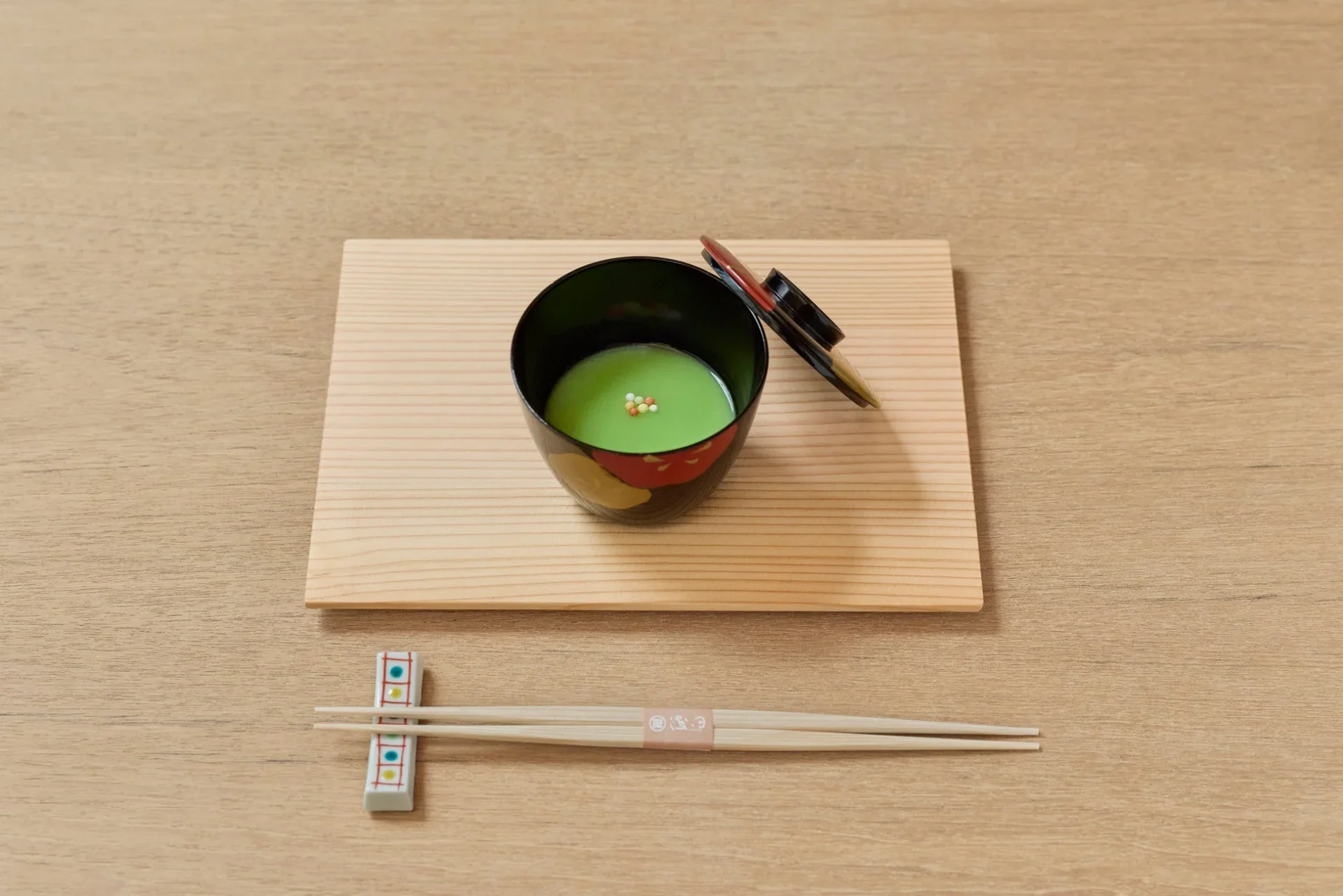 「ひるほうか」の御椀として提供される緑色の汁物