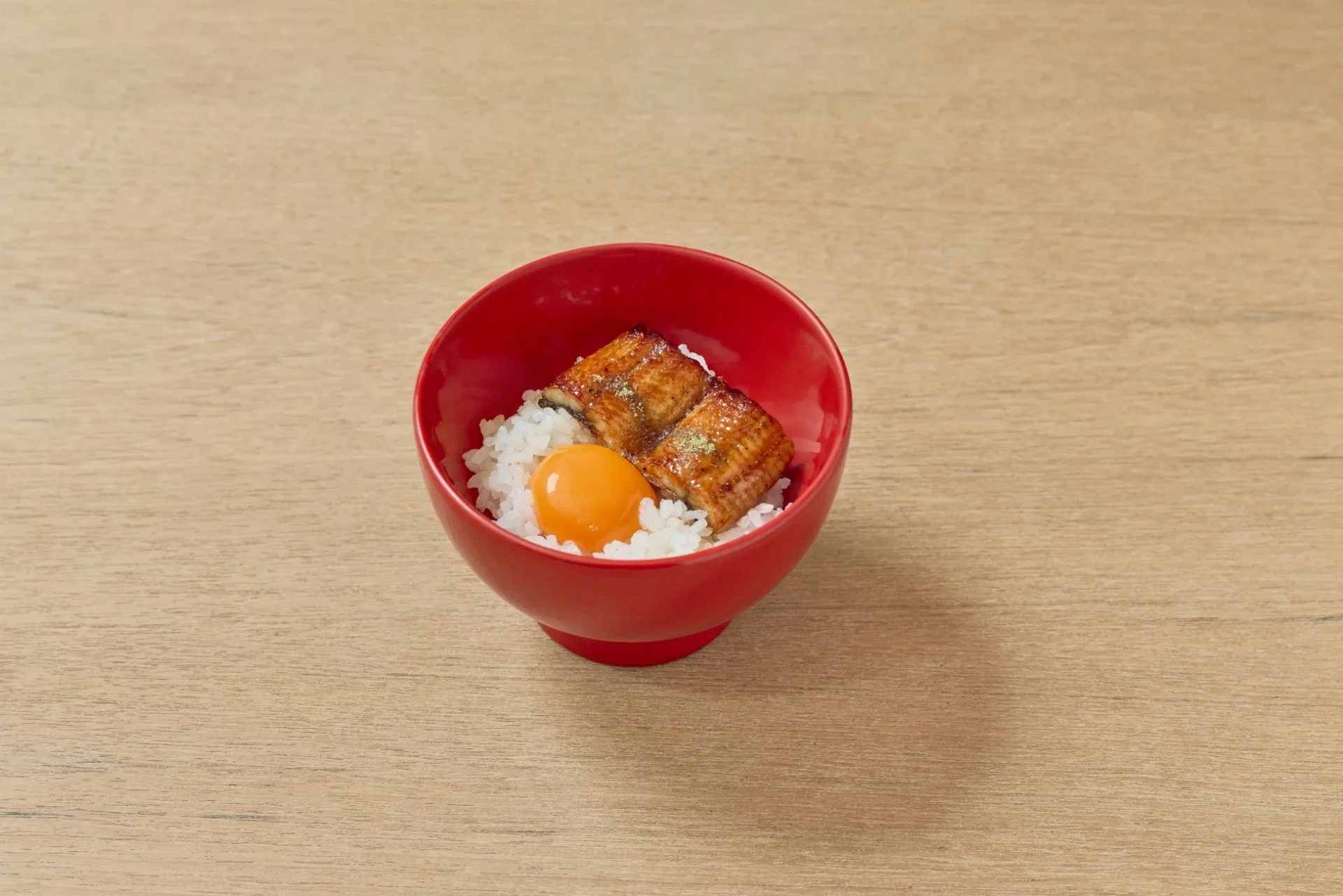 「ひるほうか」御食事のうなぎと卵黄のどんぶり一例