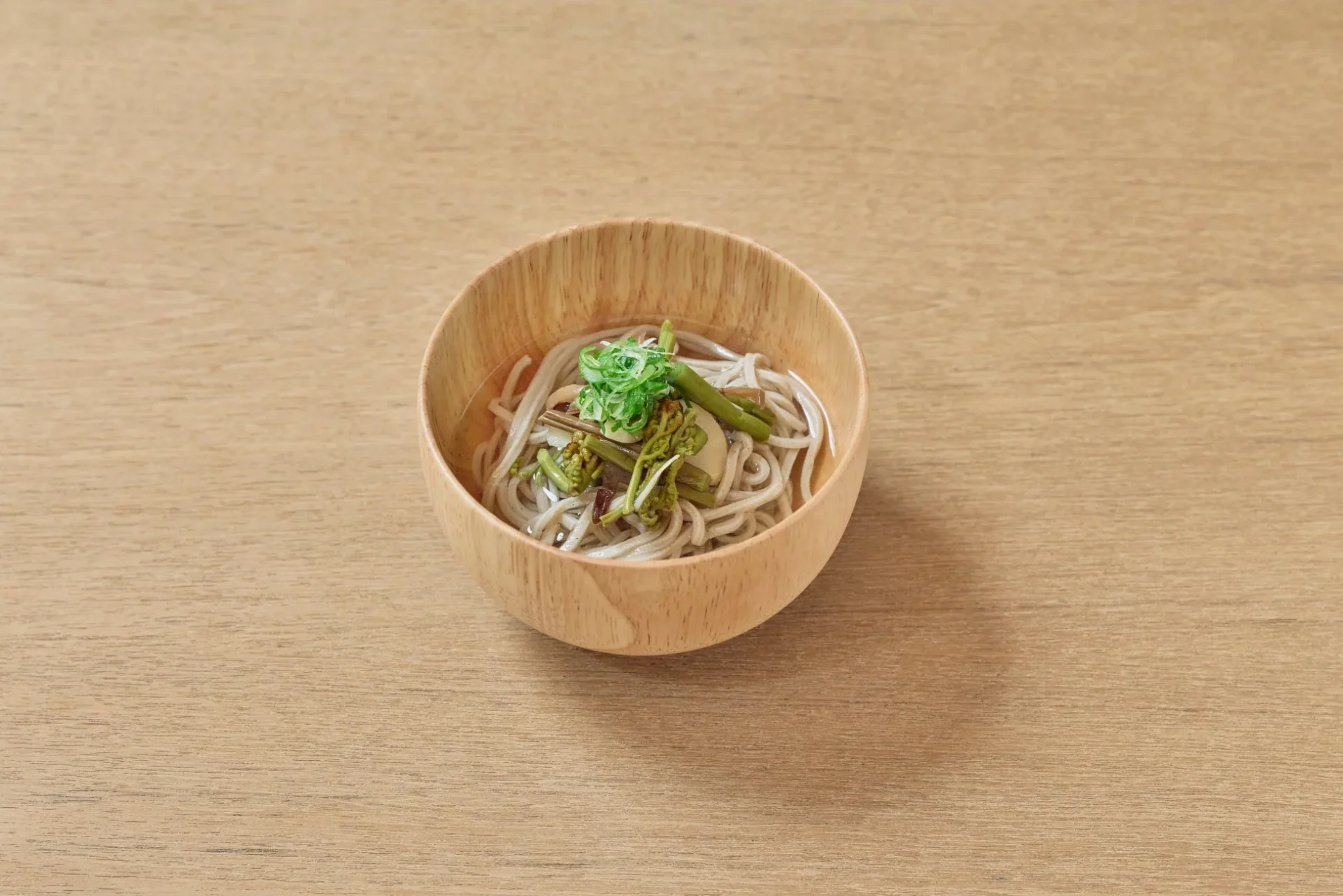 「ひるほうか」御食事の山菜入り小さなお蕎麦一例