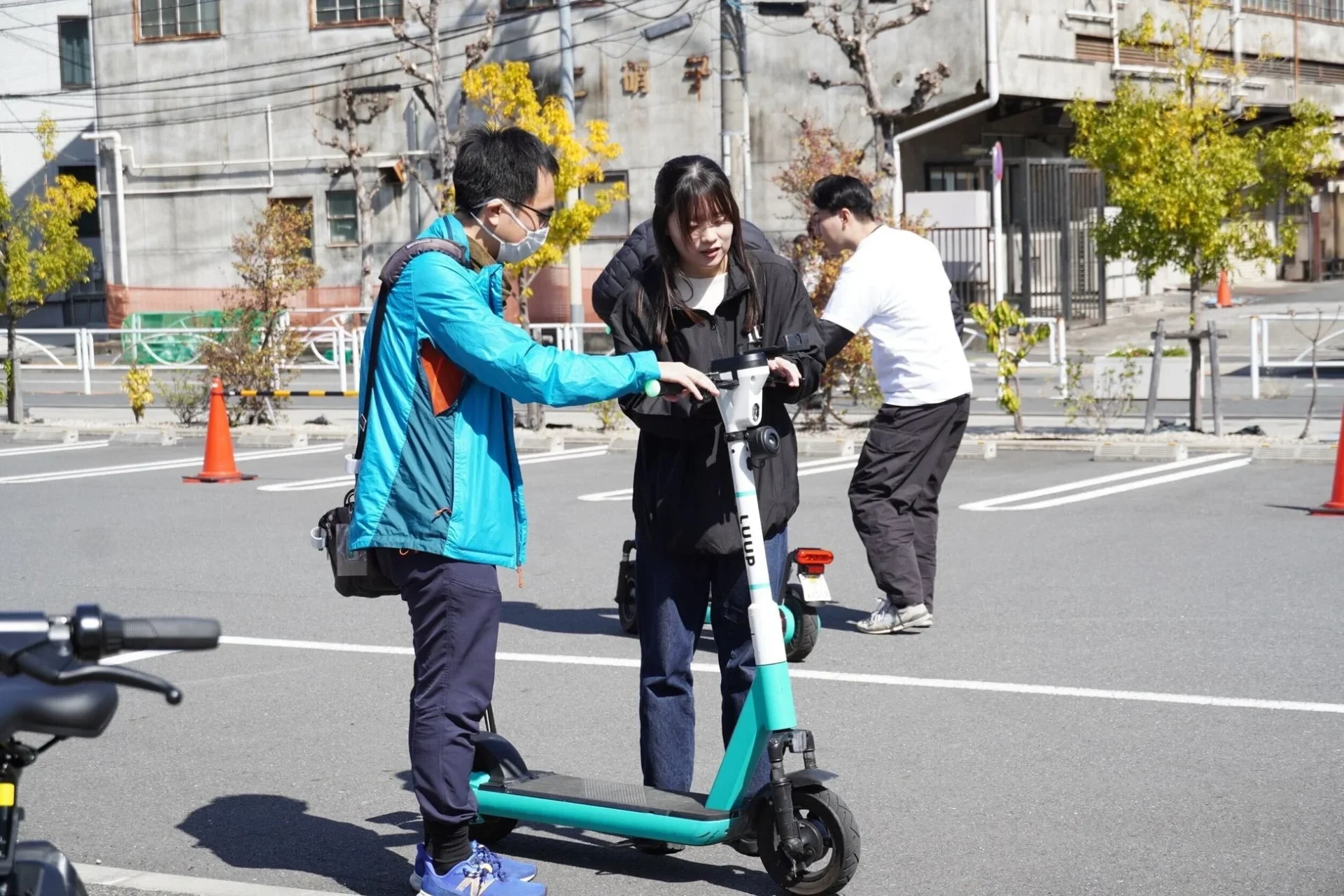 LUUP安全講習会で電動キックボードの操作説明を受ける参加者