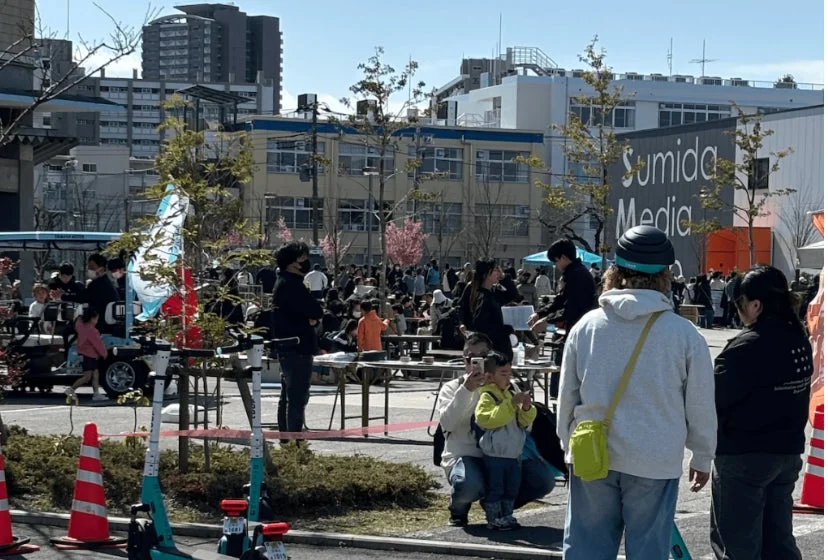 「春のキャンパスコモン2026」イベント会場の賑わいとLUUPブース