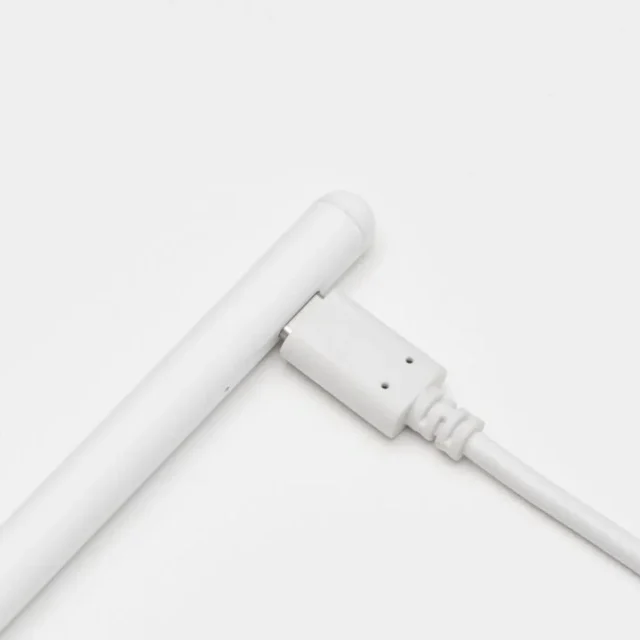 USB Type-Cケーブルで充電中のタッチペン