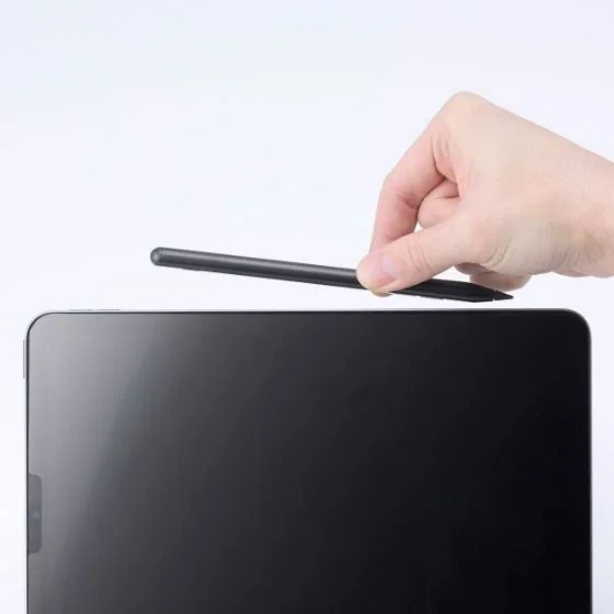 iPadにマグネットで固定されたタッチペン