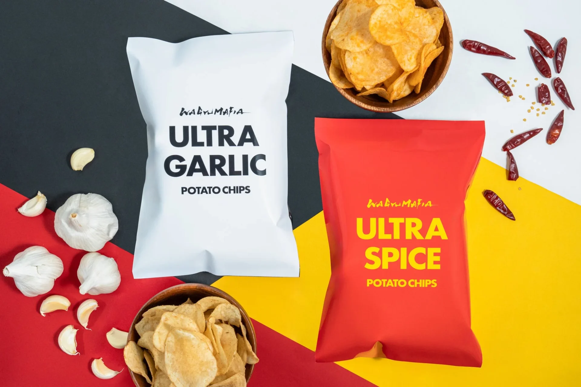 WAGYUMAFIA監修ポテトチップスULTRA GARLICとULTRA SPICEのパッケージと原材料
