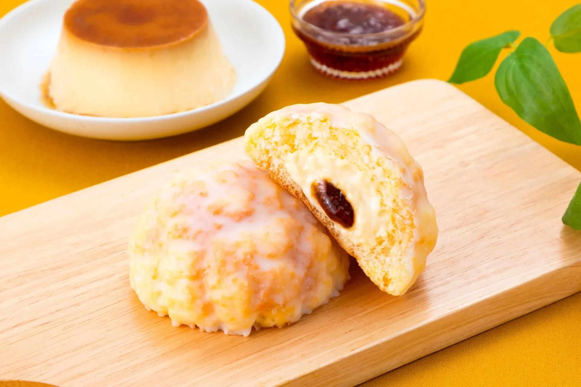 冷やして食べるくりーむメロンパン カスタードプリン風の断面とプリン