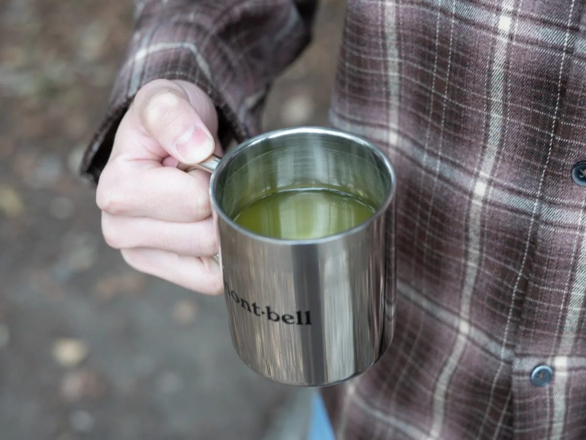 モンベルのマグカップに入ったドリップ日本茶