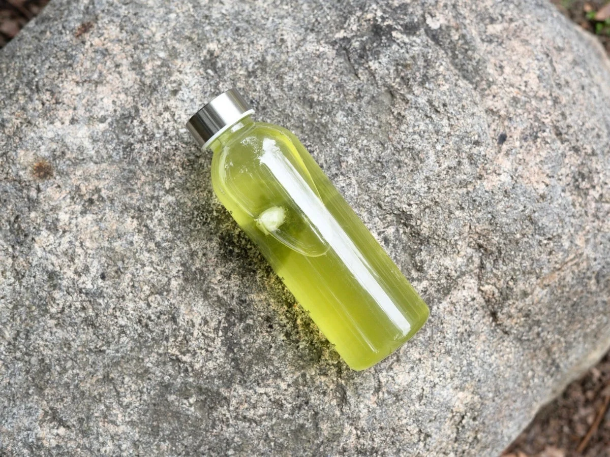 岩の上に置かれた水出し日本茶のマイボトル