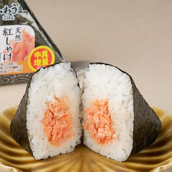 中具が増量された手巻紅しゃけおむすびの断面写真