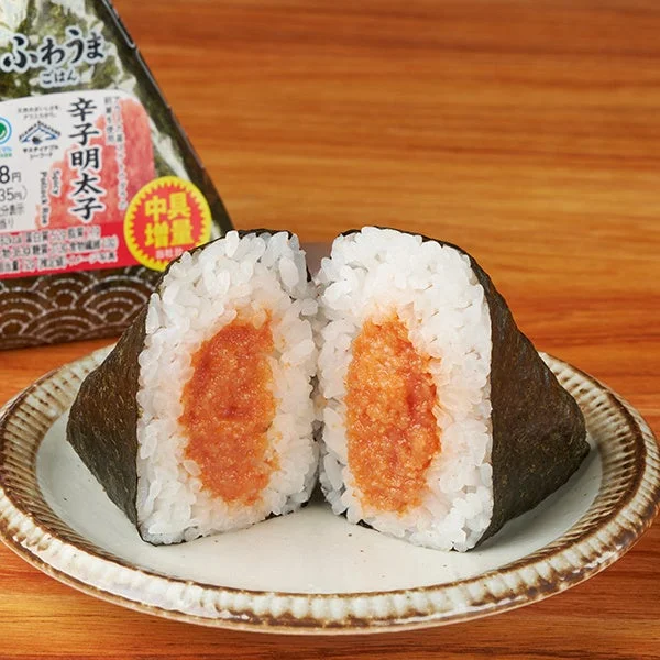 中具が増量された手巻辛子明太子おむすびの断面写真