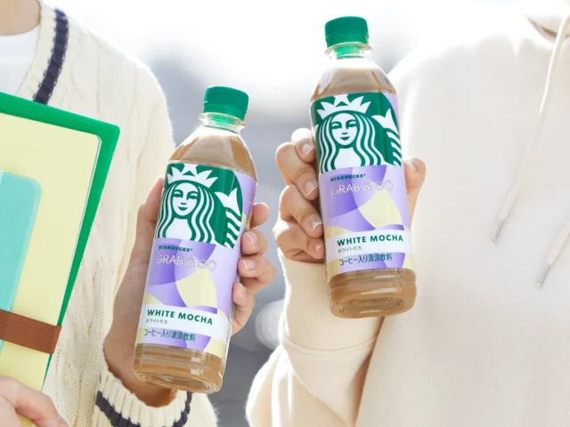 休憩中に友人と楽しむ「スターバックス® GRAB&GO ホワイトモカ」