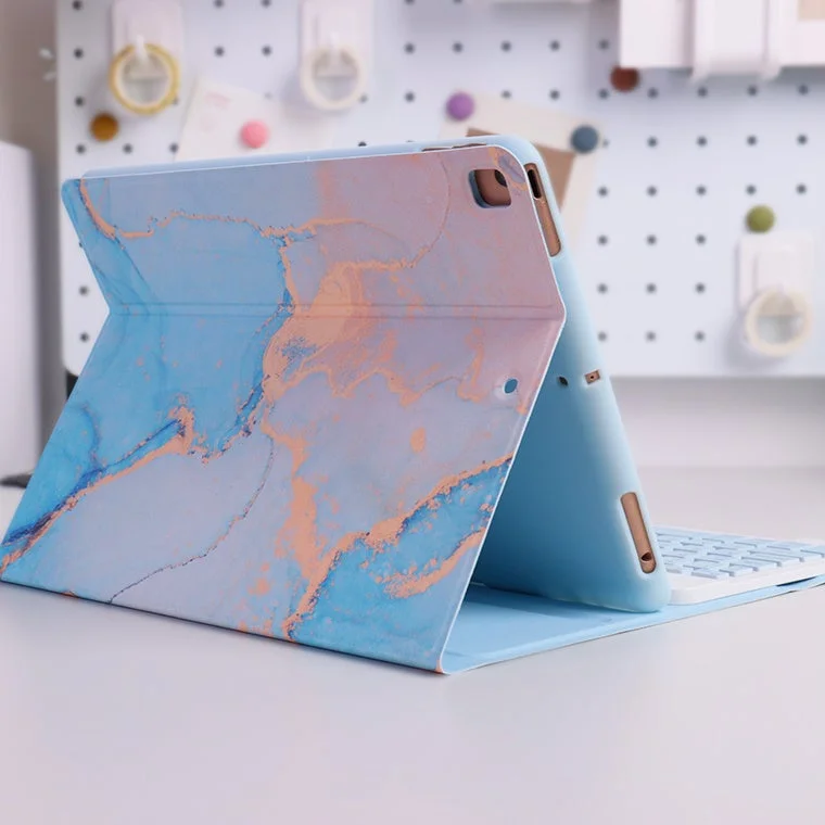 限定カラーのマーブルスカイブルー柄iPadキーボードケース