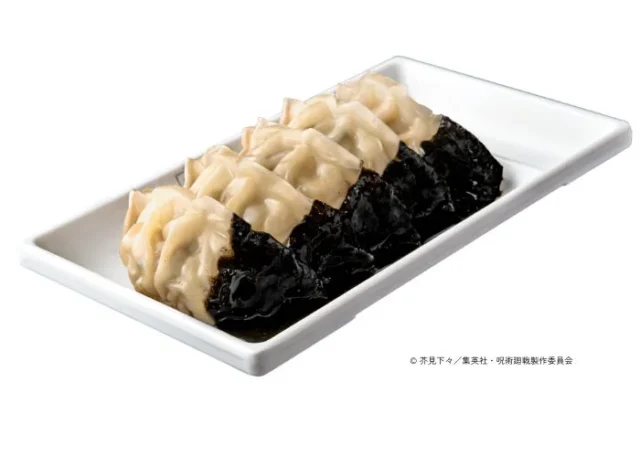 パンダ餃子。白と黒のゴマソースがかかった餃子。