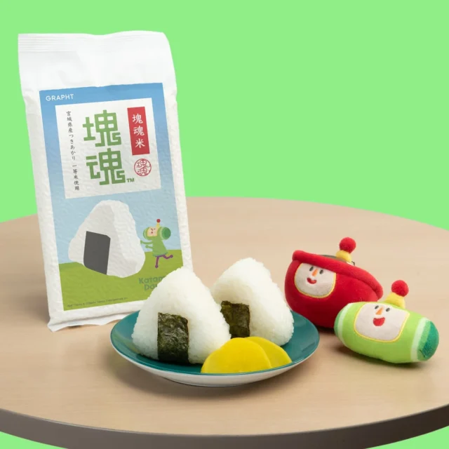 塊魂米のパッケージとおにぎり、王子と王妃のぬいぐるみ。