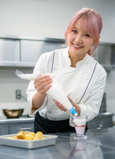 スシローカフェのパティシエ月輪ひかりさんがスイーツを準備している様子