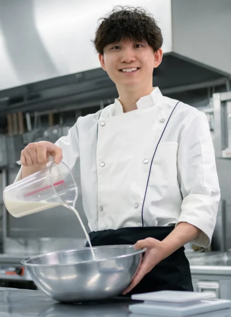 スシローカフェのパティシエ作田潤一さんがスイーツの材料を混ぜている様子