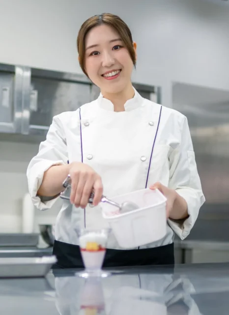 スシローカフェのパティシエ内平愛理さんがスイーツを盛り付けている様子