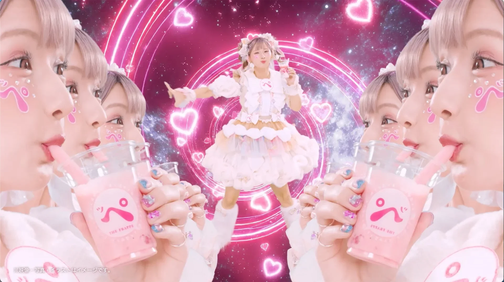 フラッペぺぺぺダンス篇動画より、しなこさんがフラッペをアピールする様子