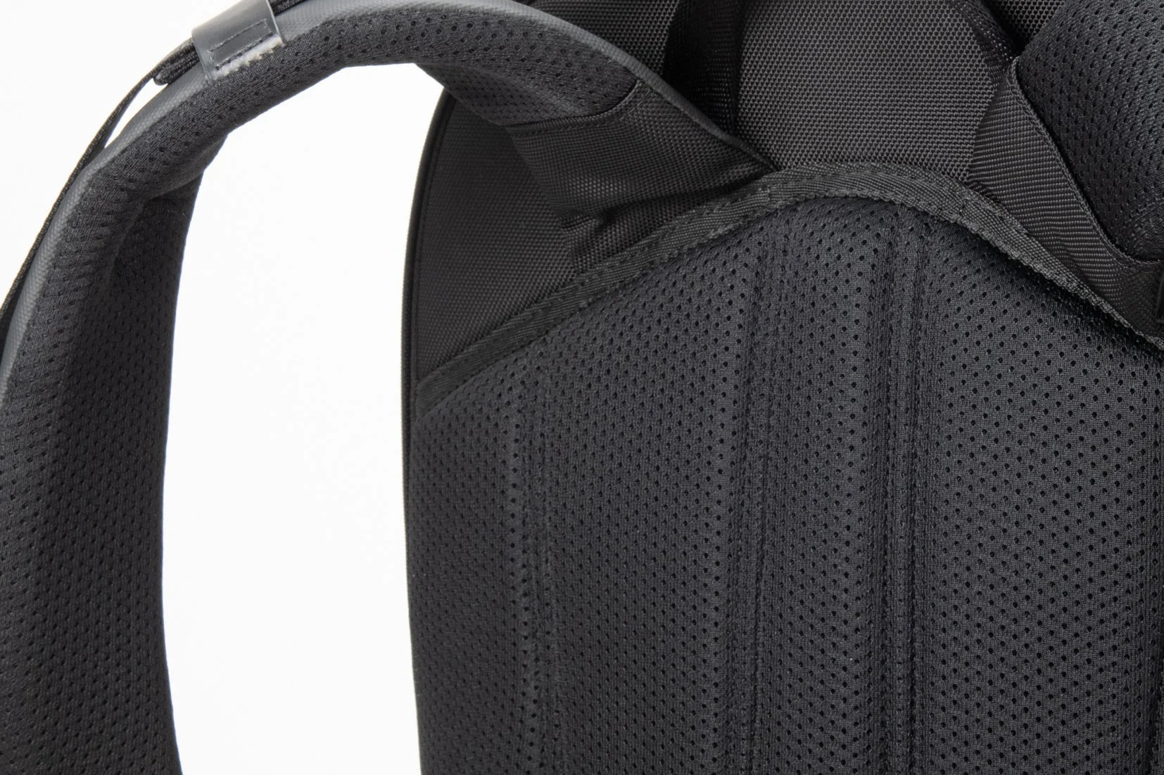 ace. ディバイズパックの背面エアメッシュのクローズアップ