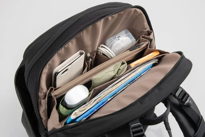 ace. ディバイズパックのトップポケットに収納された小物雑貨