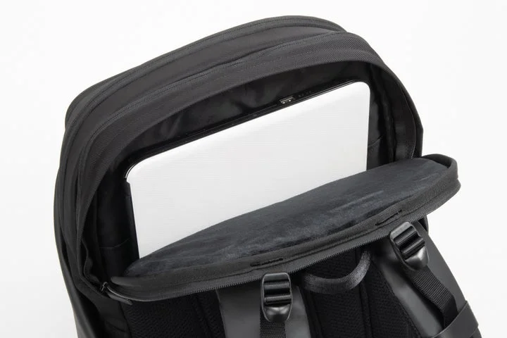 ace. ディバイズパックのPC収納部に収められたノートPC