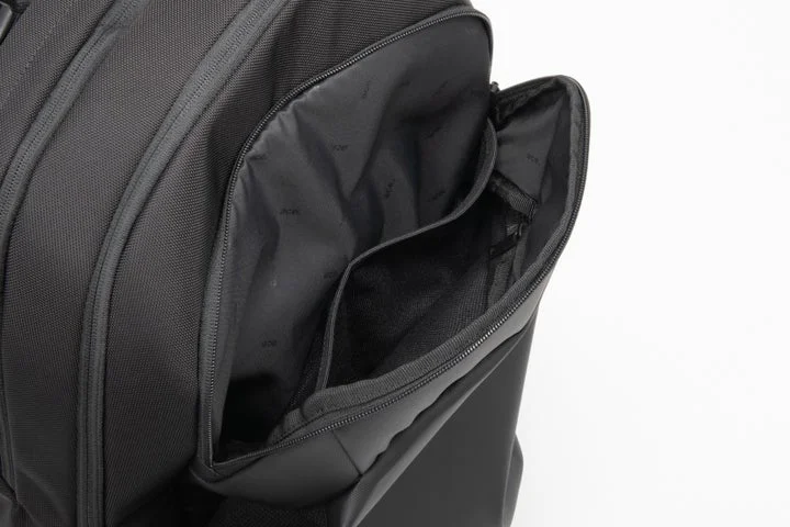 ace. ディバイズパックのサイドポケットが開いた状態