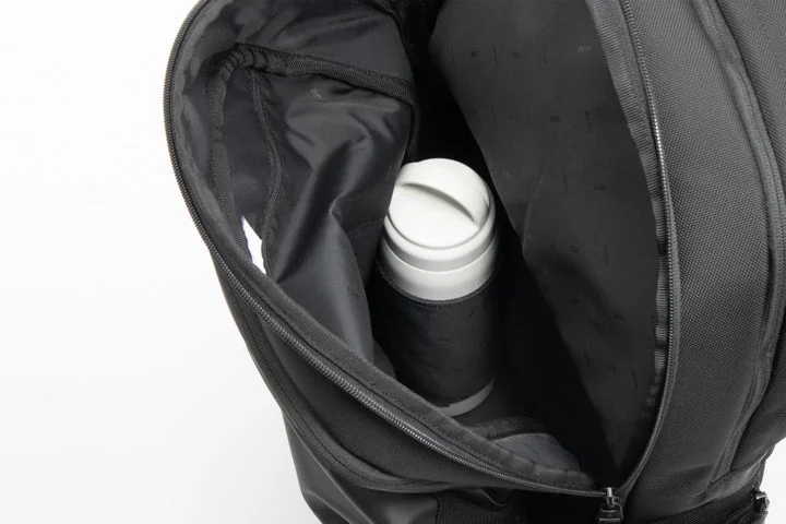 ace. ディバイズパックのサイドポケットに収納された水筒