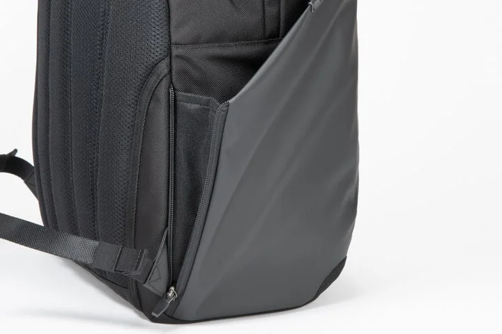 ace. ディバイズパックのサイドポケットが閉じた状態