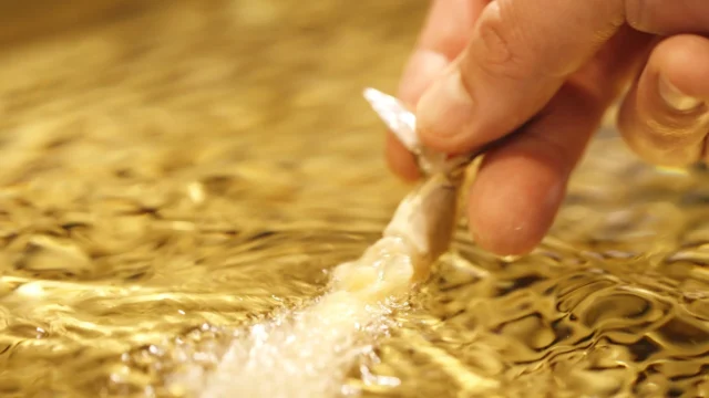 丸亀製麺の店舗で天ぷらを揚げる様子