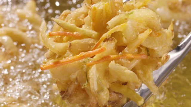 油で揚げられる丸亀製麺のかき揚げ