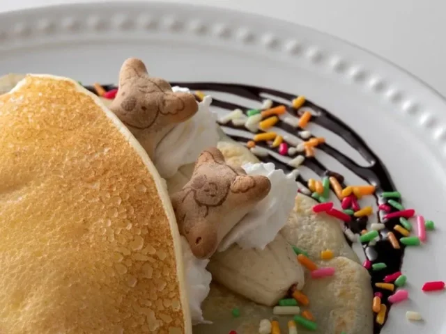 コアラのマーチをトッピングしたクレープ