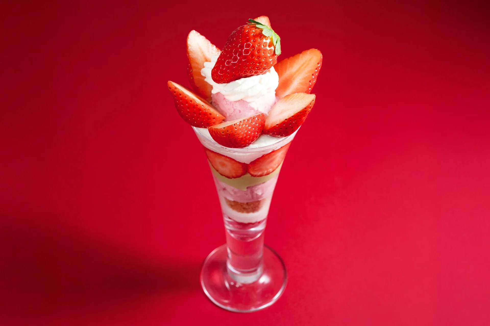 ダッキーダックのあまおう苺のパフェ全体像