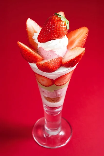 あまおう苺がたっぷり飾られたパフェのアップ