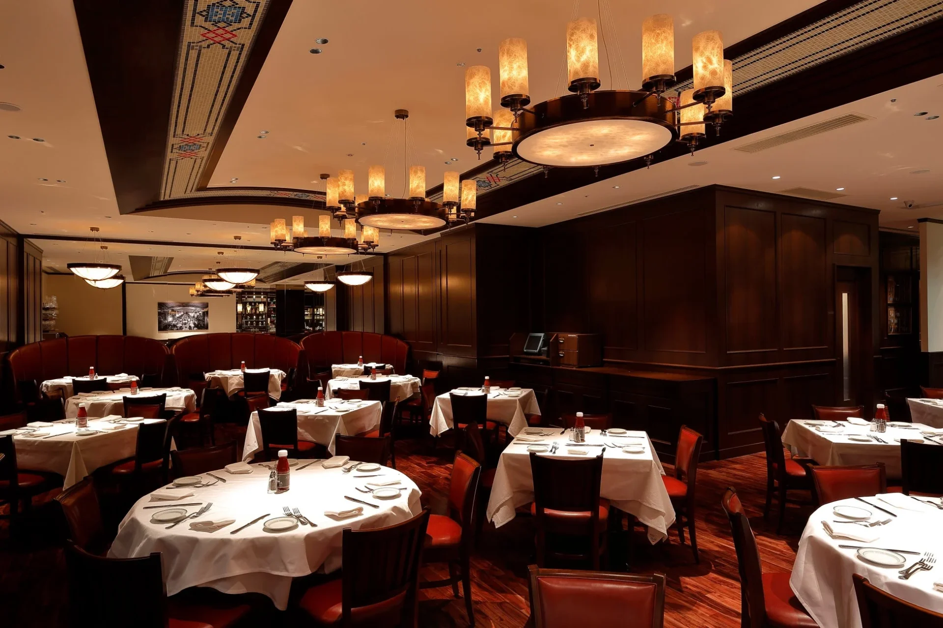 ウルフギャング・ステーキハウス大阪店のラグジュアリーな店内