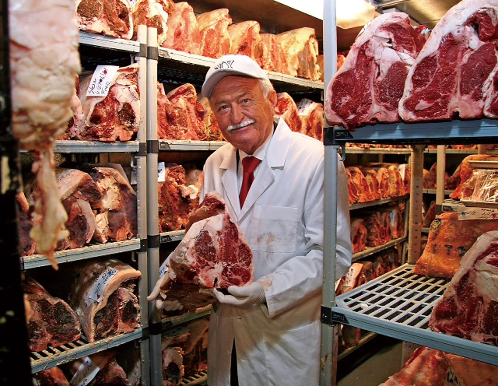 創業者ウルフギャング・ズウィナー氏と熟成庫のプライムグレード牛肉
