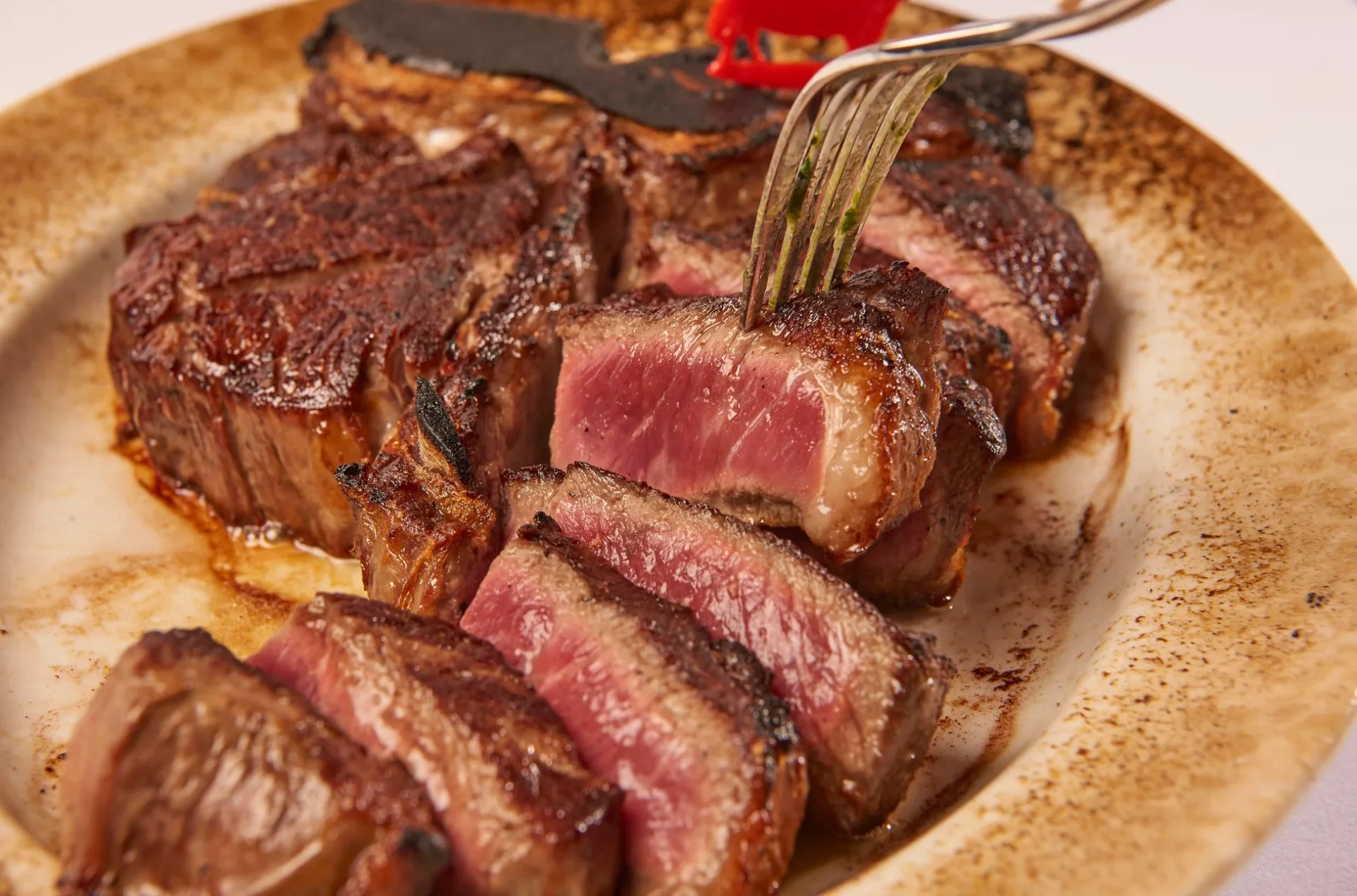 完璧な焼き加減にカットされたプライムグレード熟成T-BONEステーキ