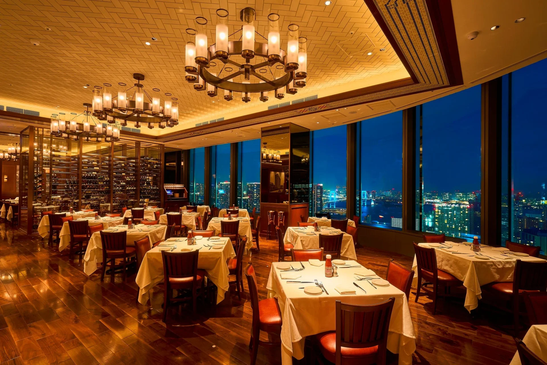 都会の夜景を望むウルフギャング・ステーキハウス高輪店の店内