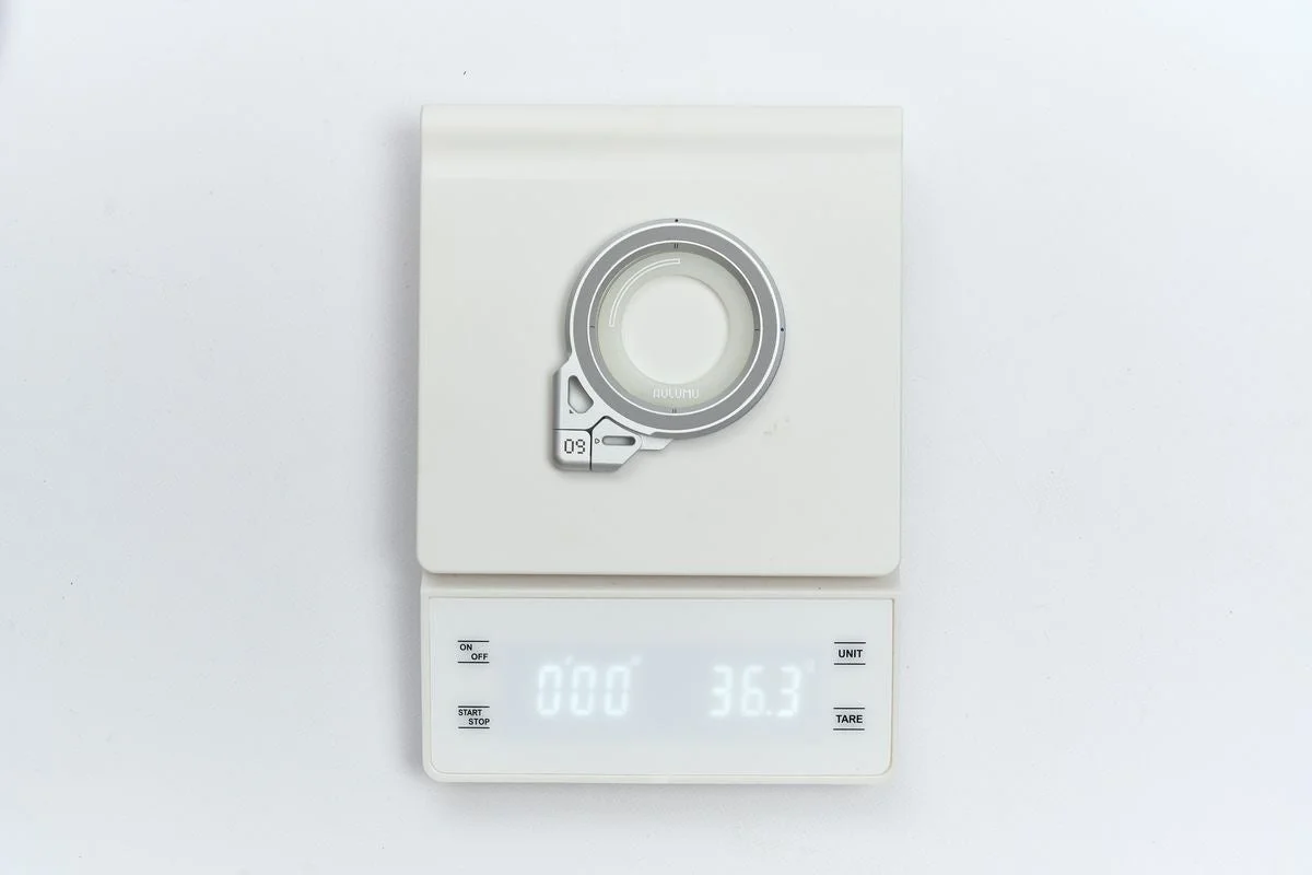 AULUMU G09 スマホリングスタンドがデジタルはかりで36.3gと表示されている様子