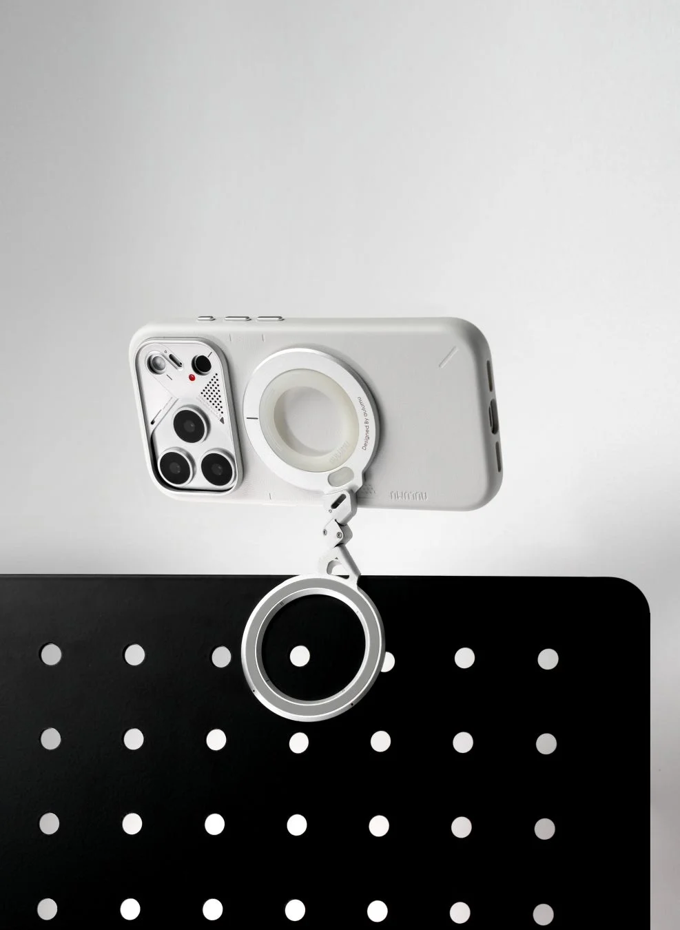 AULUMU G09 スマホリングスタンドを装着したスマホが有孔ボードに固定されている様子