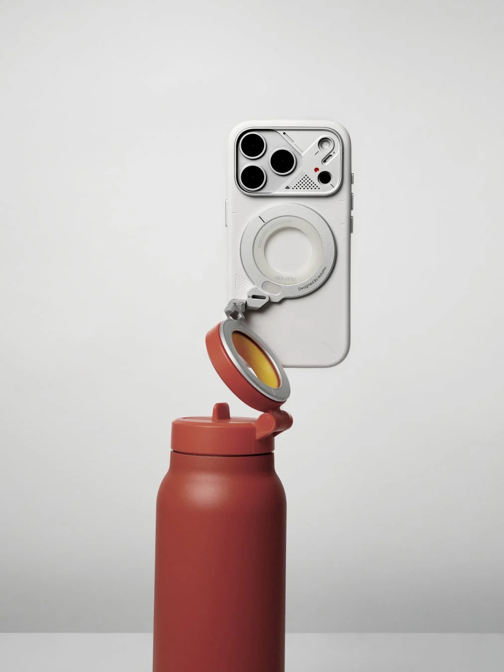 AULUMU G09 スマホリングスタンドを装着したスマホがマグボトルに固定されている様子