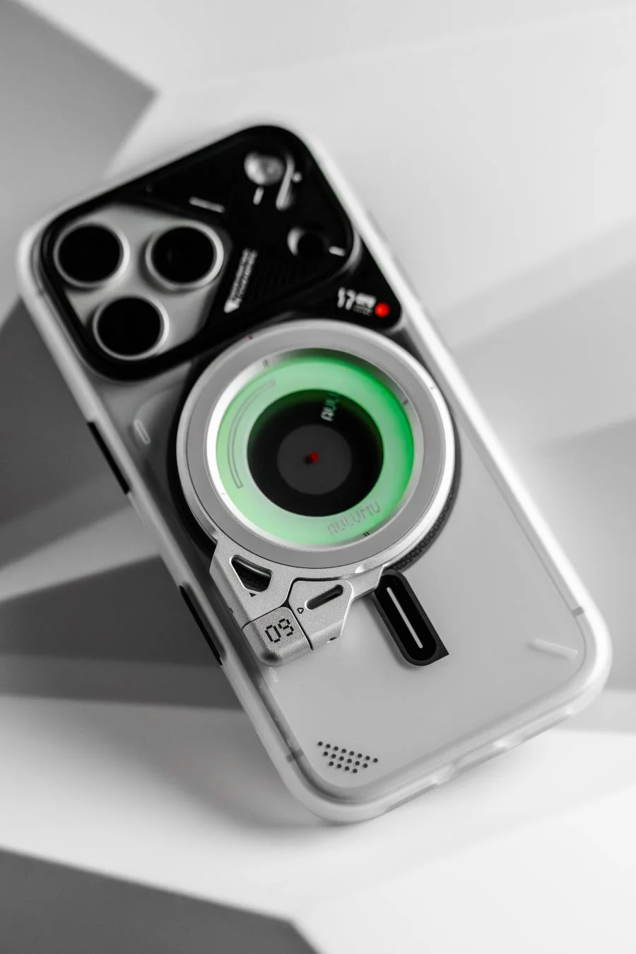 AULUMU G09 スマホリングスタンドのシルバーリングが暗闇で緑色に蓄光している様子