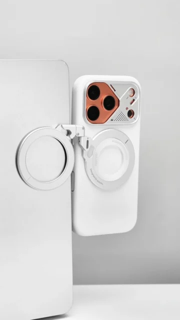 AULUMU G09 スマホリングスタンドを装着したスマホがノートパソコンの側面に固定されている様子