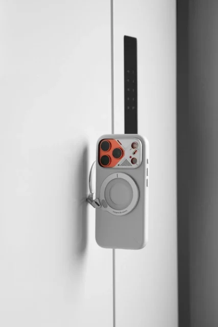 AULUMU G09 スマホリングスタンドを装着したスマホが冷蔵庫のドアに固定されている様子