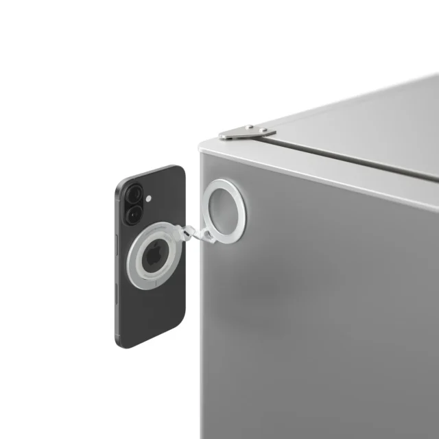 AULUMU G09 スマホリングスタンドを装着したスマホが冷蔵庫の側面に貼り付けられている様子