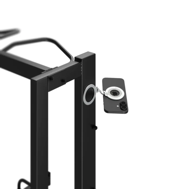 AULUMU G09 スマホリングスタンドを装着したスマホがラックのフレームに貼り付けられている様子