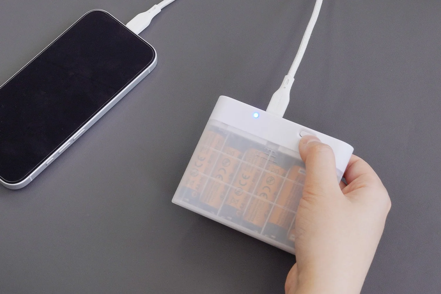 乾電池式モバイルバッテリーでスマートフォンを充電する様子