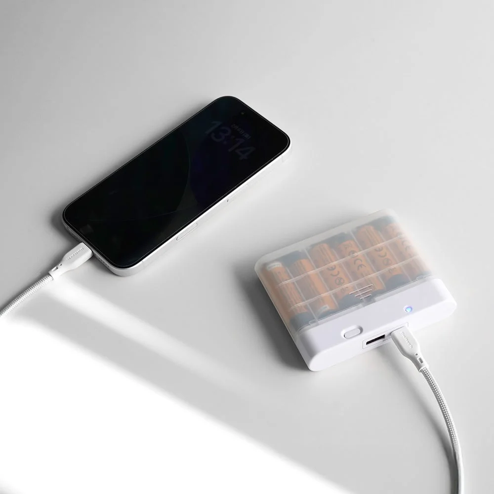 乾電池式モバイルバッテリーでスマートフォンを充電している様子