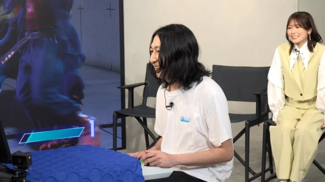 JIMさんが「ストリートファイター6」の対戦中に笑顔を見せる