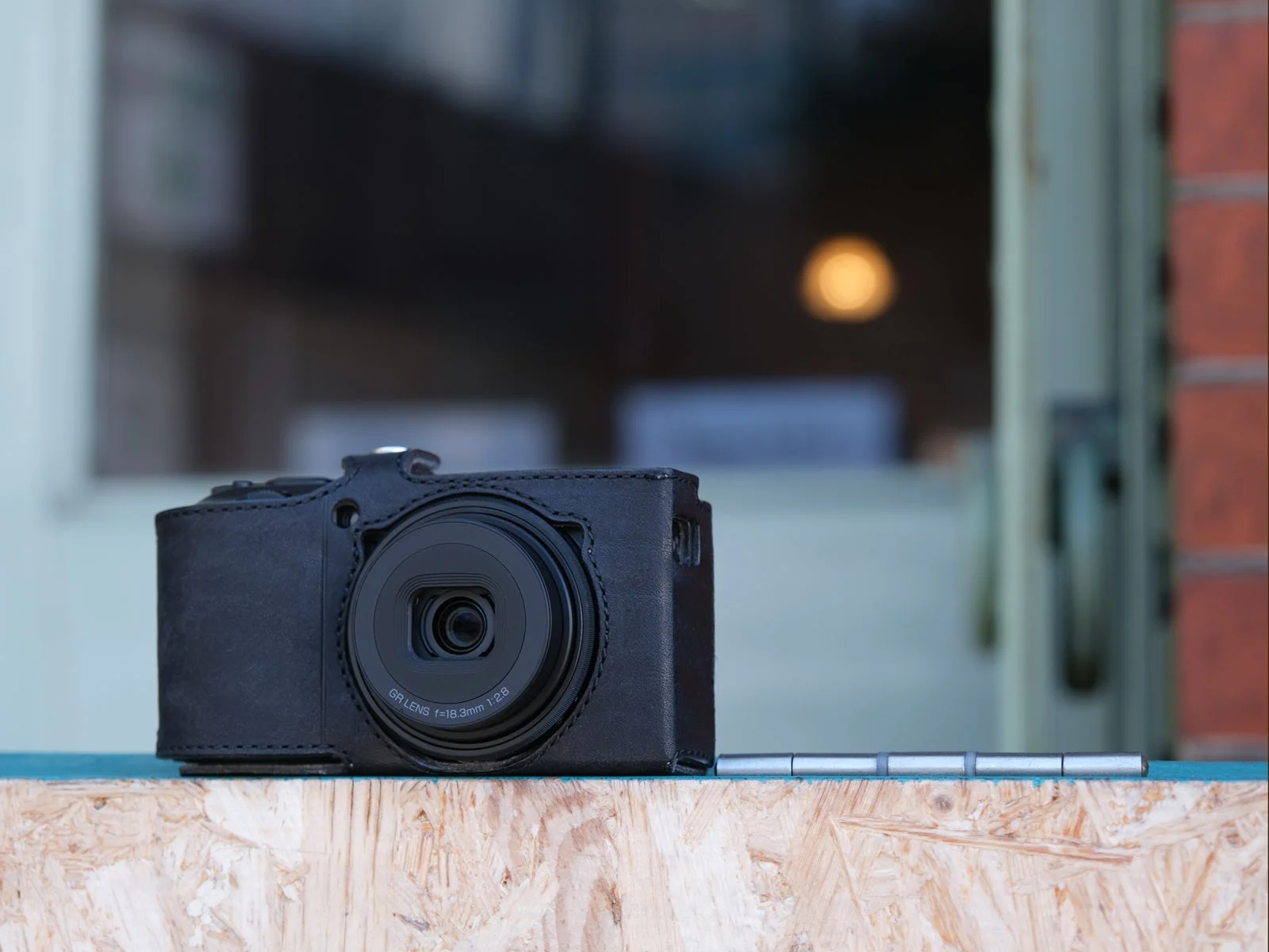 ULYSSES GR IV用ボディスーツを装着したGR IVカメラ（ブラック）