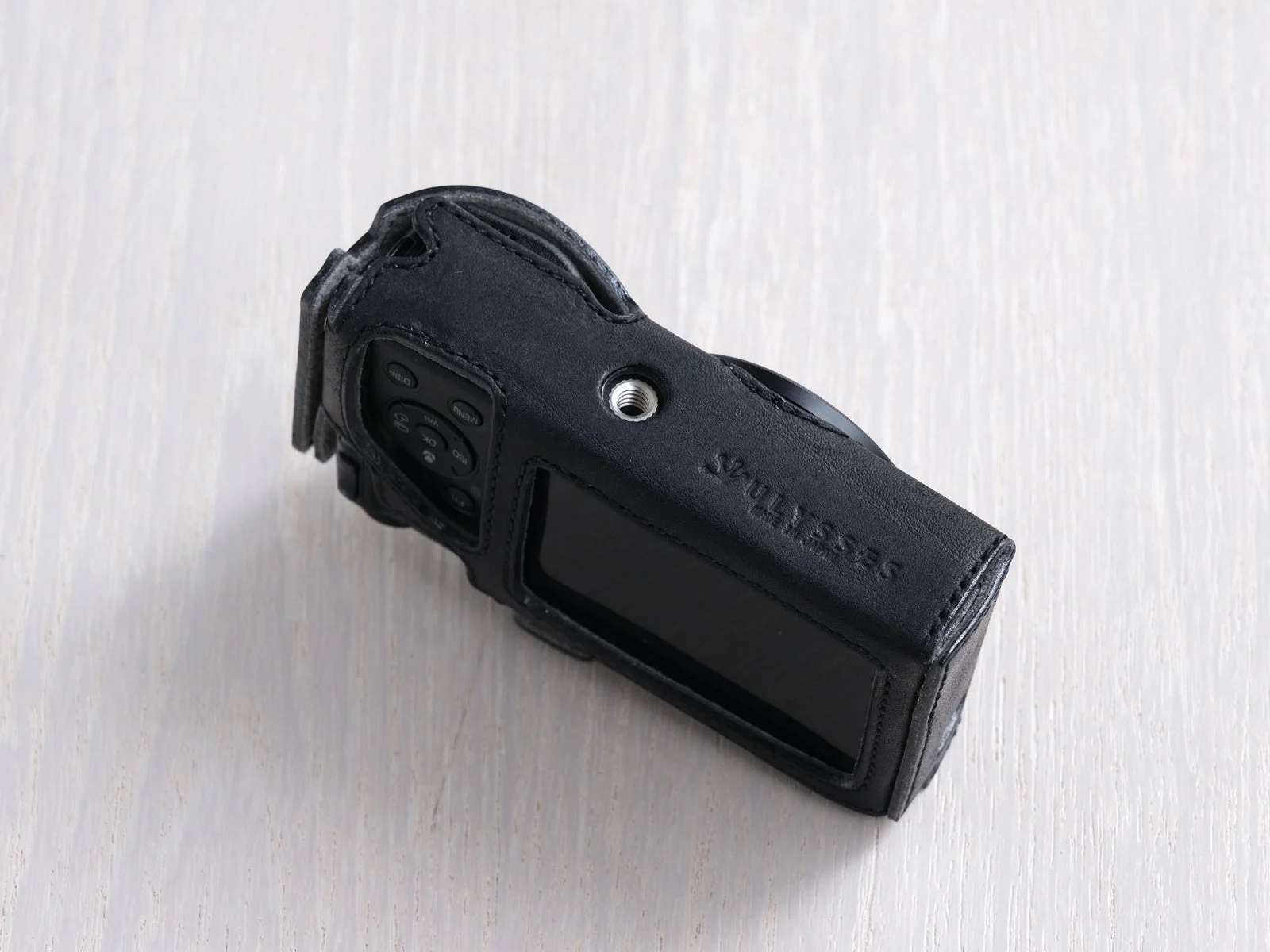 GR IV用ボディスーツ底面の三脚穴開口部